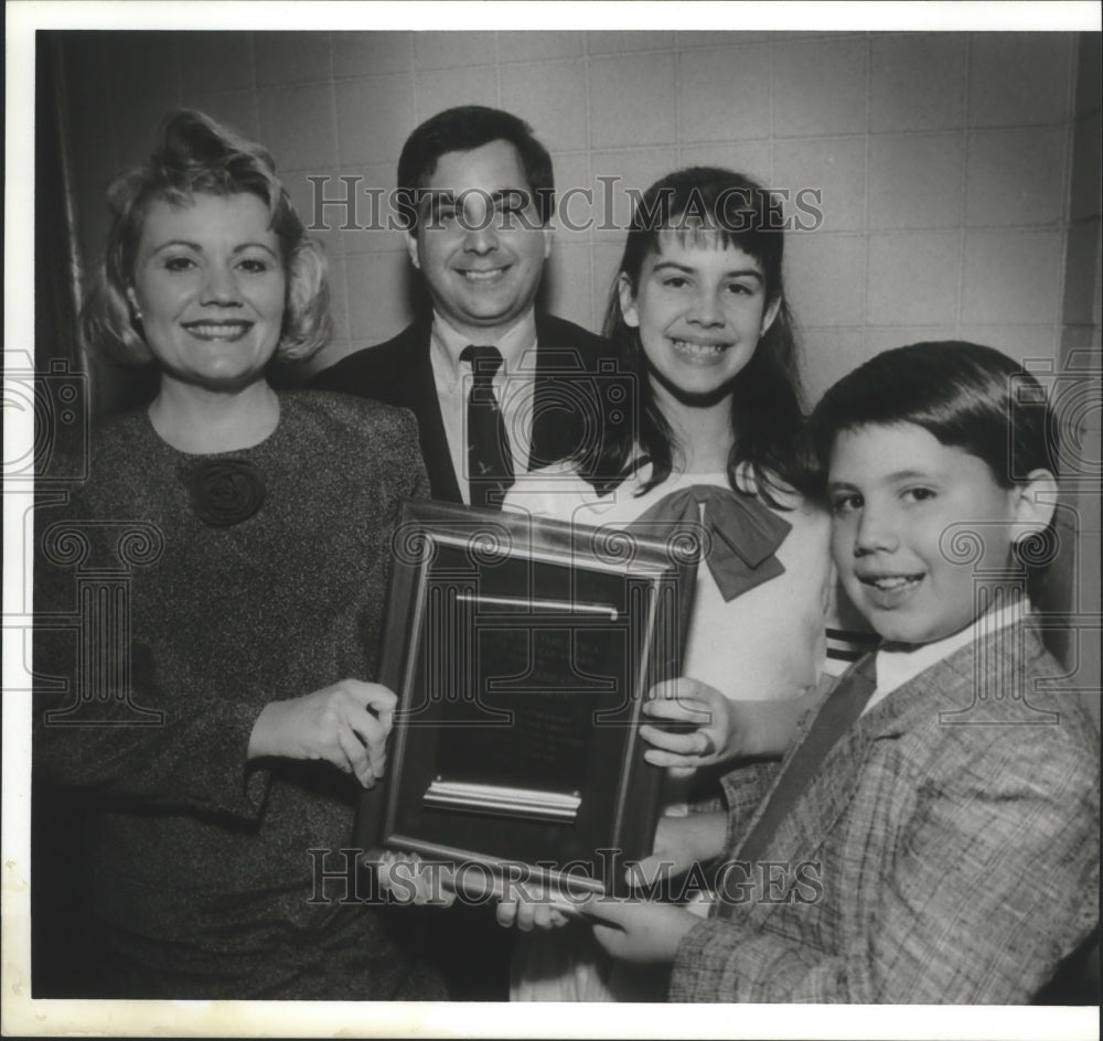 1989 Press Photo Schilleci family is YMCA Family of the Year - Bessemer, Alabama - Historic Images