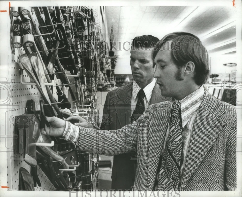 1972 Press Photo Bessemer, Alabama, Woolco Manager James Kale and associate - Historic Images