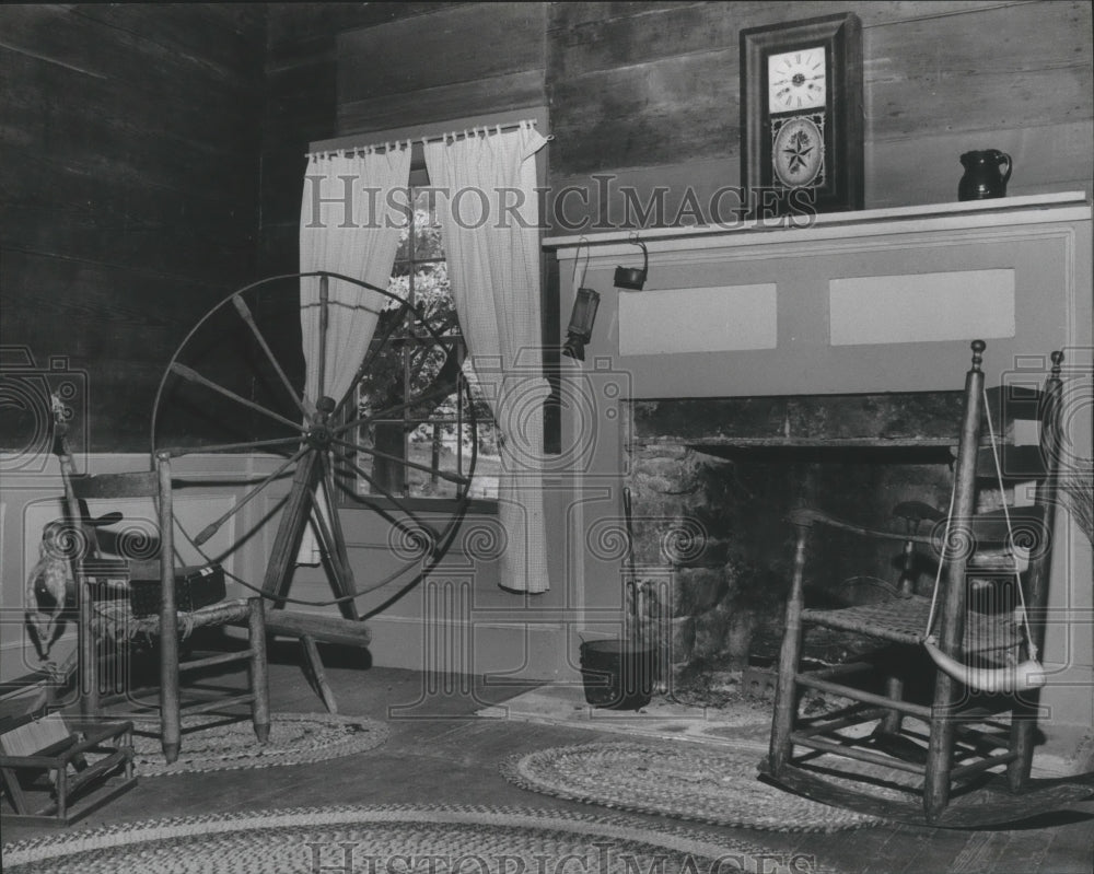 1975 Press Photo Spinning wheel and rocking chair in Bessemer, Alabama home - Historic Images