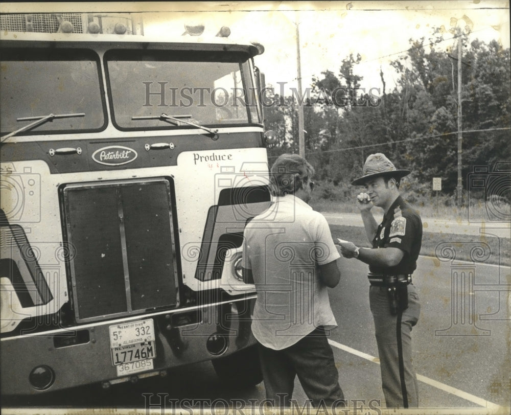 1980 Press Photo State Trooper Don Berry Cautions Truck Driver in Alabama - Historic Images