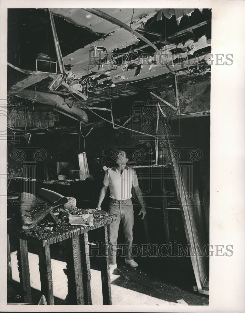 1985 Press Photo Michael Zaden sees fire destruction at his business - abna19364 - Historic Images