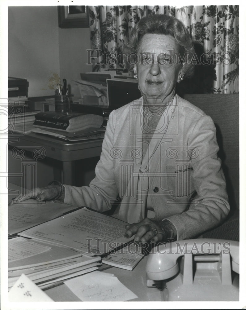 1980 Frances Yielding at her desk at the Alabama Employment Service - Historic Images