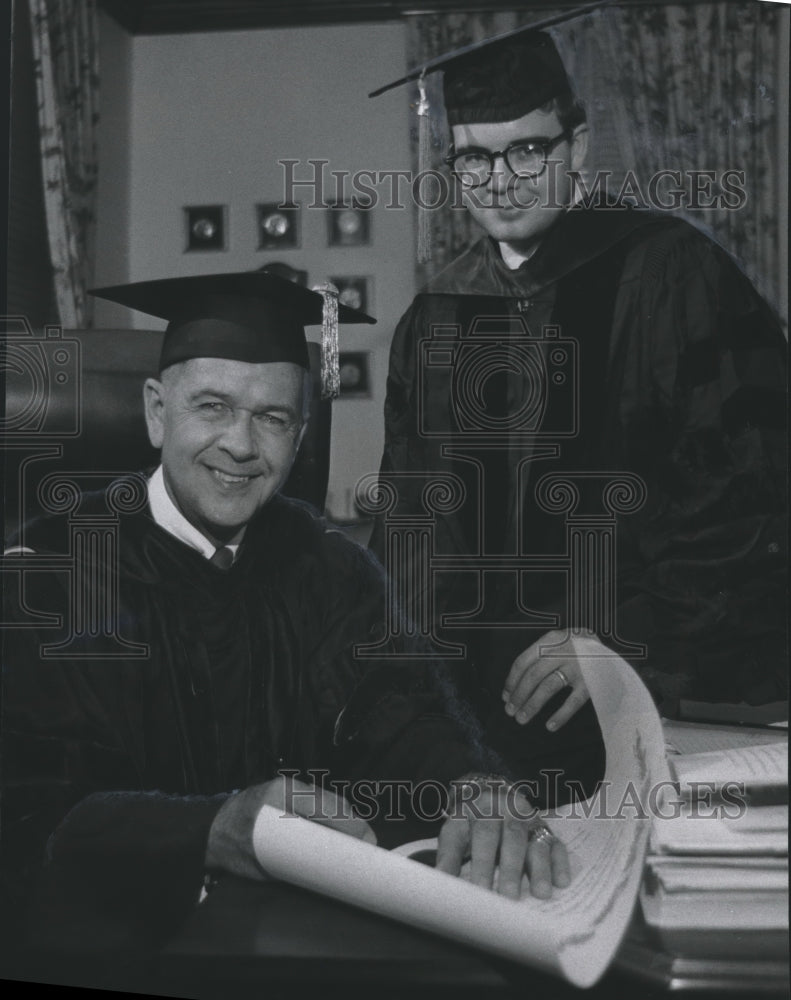 1972 Press Photo Dr. Leslie Wright, president of Samford University & son, John - Historic Images