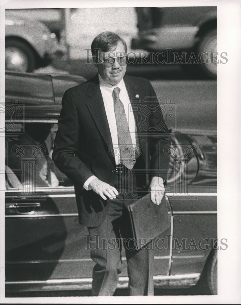 1989 Press Photo Representative Jim Wright, federal courthouse, indictment, AL - Historic Images