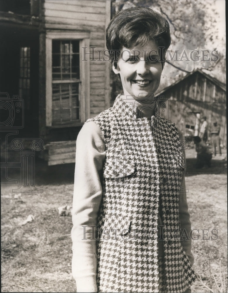 Press Photo Mrs. Jack Wright in front of old buildings - abna19453 - Historic Images
