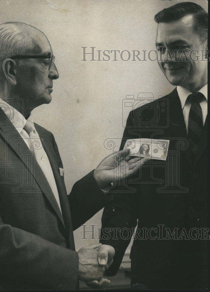 1969 Press Photo B.R. Wright, Co. Purchasing agent, Banking, Alabama - abna19462 - Historic Images