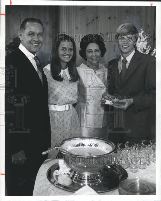 1971, Dr. & Mrs. Leslie Wright with Samford University seniors, AL - Historic Images