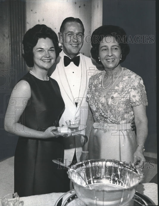 1971 Press Photo Dr. & Mrs. Leslie Wright & Cynthia Walker, Samford University - Historic Images