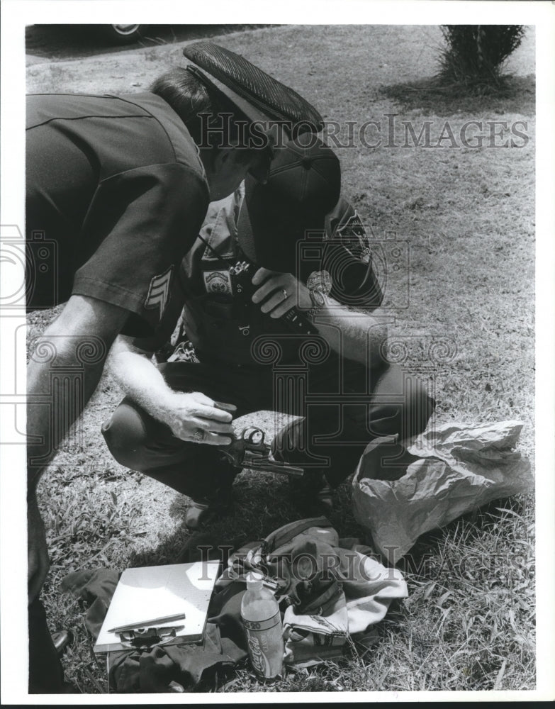 1989 Officer Phillip Worcester at scene of police shooting, Alabama - Historic Images