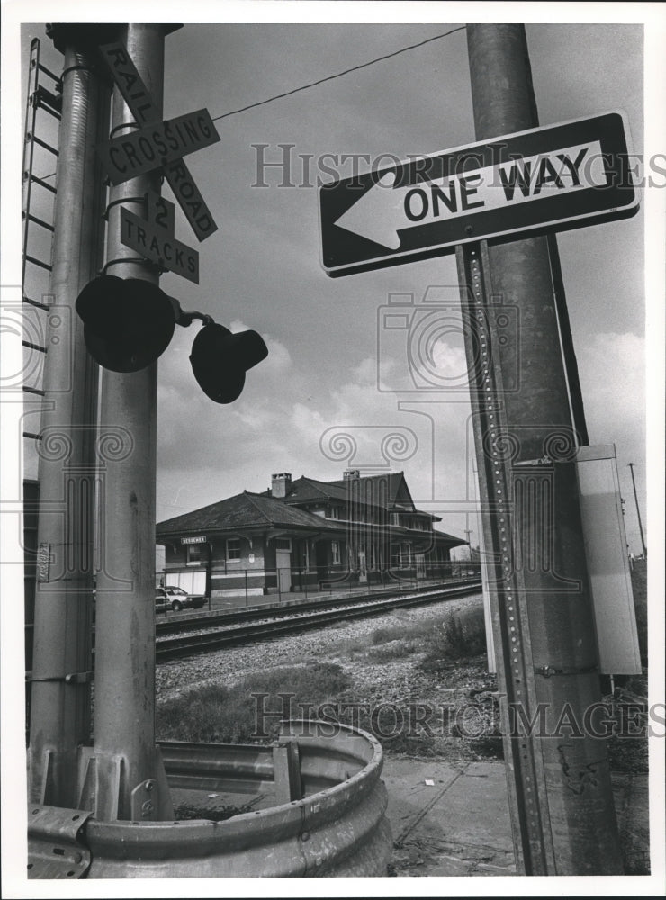 1985, Hall of History framed by railroad signal, street sign, Alabama - Historic Images