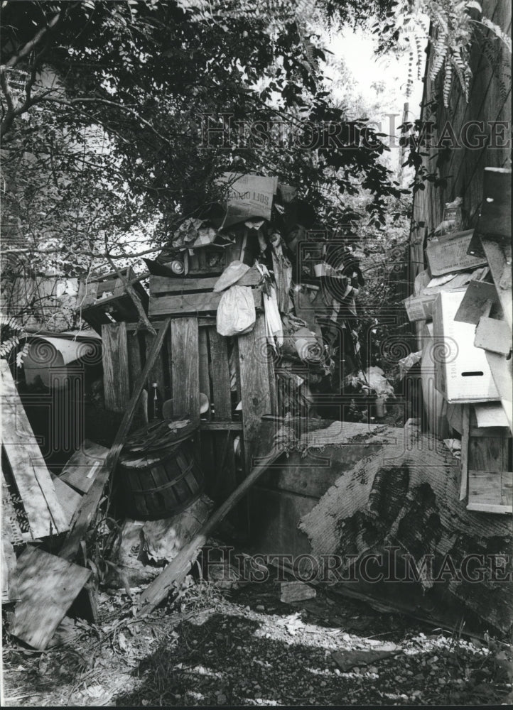 1979 Press Photo J.H. Yessnick Lives in Rag-Filled Auto under Rubbish &amp; Clutter - Historic Images