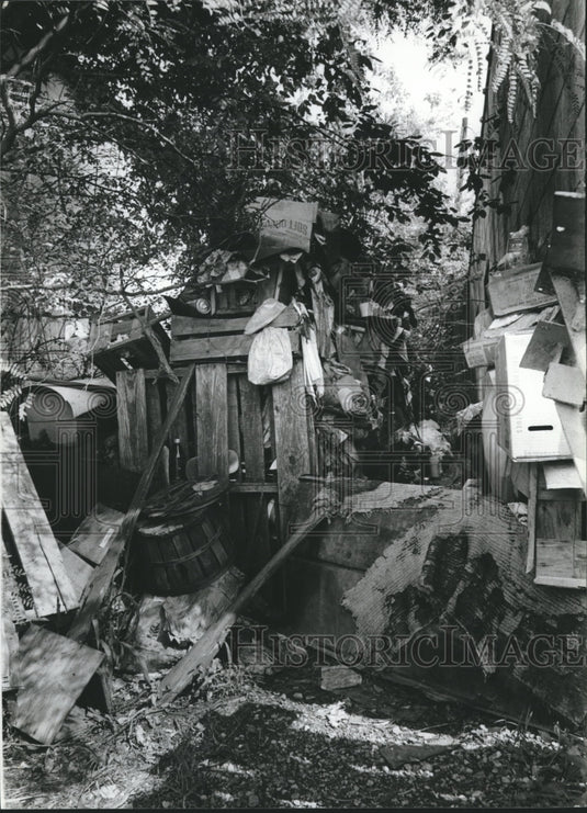 1979 Press Photo J.H. Yessnick Lives in Rag-Filled Auto under Rubbish & Clutter - Historic Images