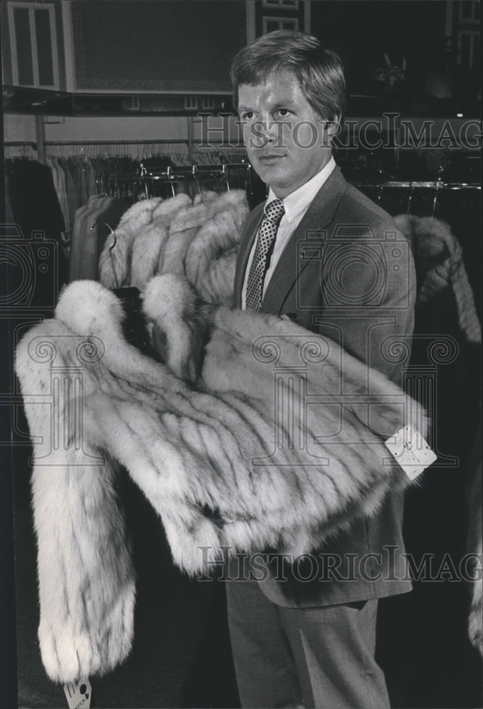 1982 Press Photo Richard Yeilding, Yeildings Department Store, Shows Fur on Sale - Historic Images