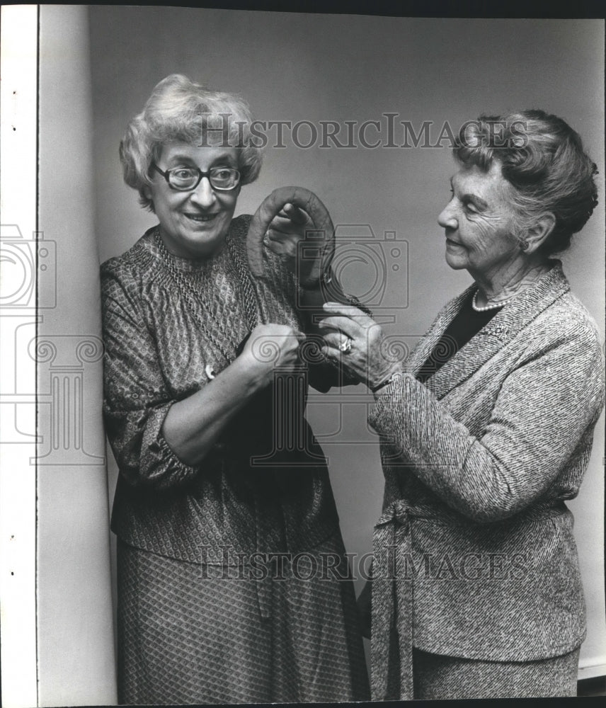 1980 Alabama Author Kathryn Windham Shows Evil Spirits Protection - Historic Images