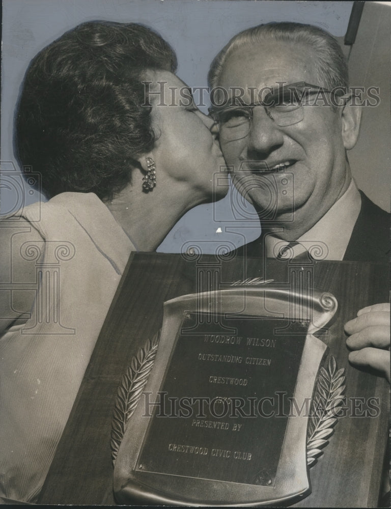 1971 Press Photo Kiss for &quot;Outstanding Citizen&quot; of Crestwood, Alabama - Historic Images