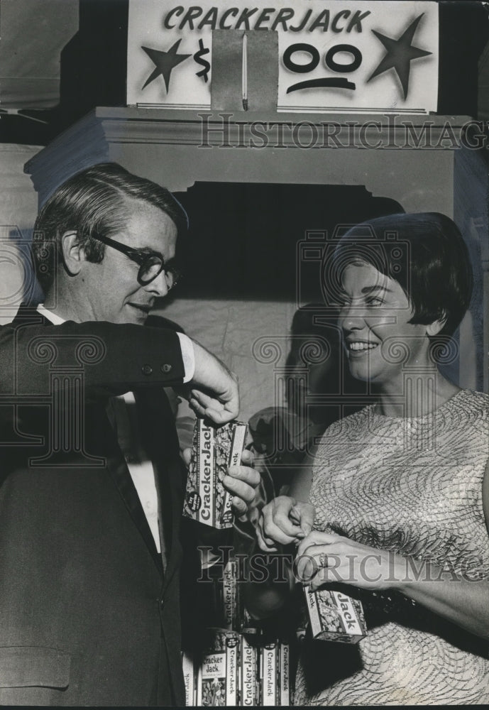 1969 Press Photo William W. Wilson Opens Cracker Jacks at Ball, Alabama - Historic Images