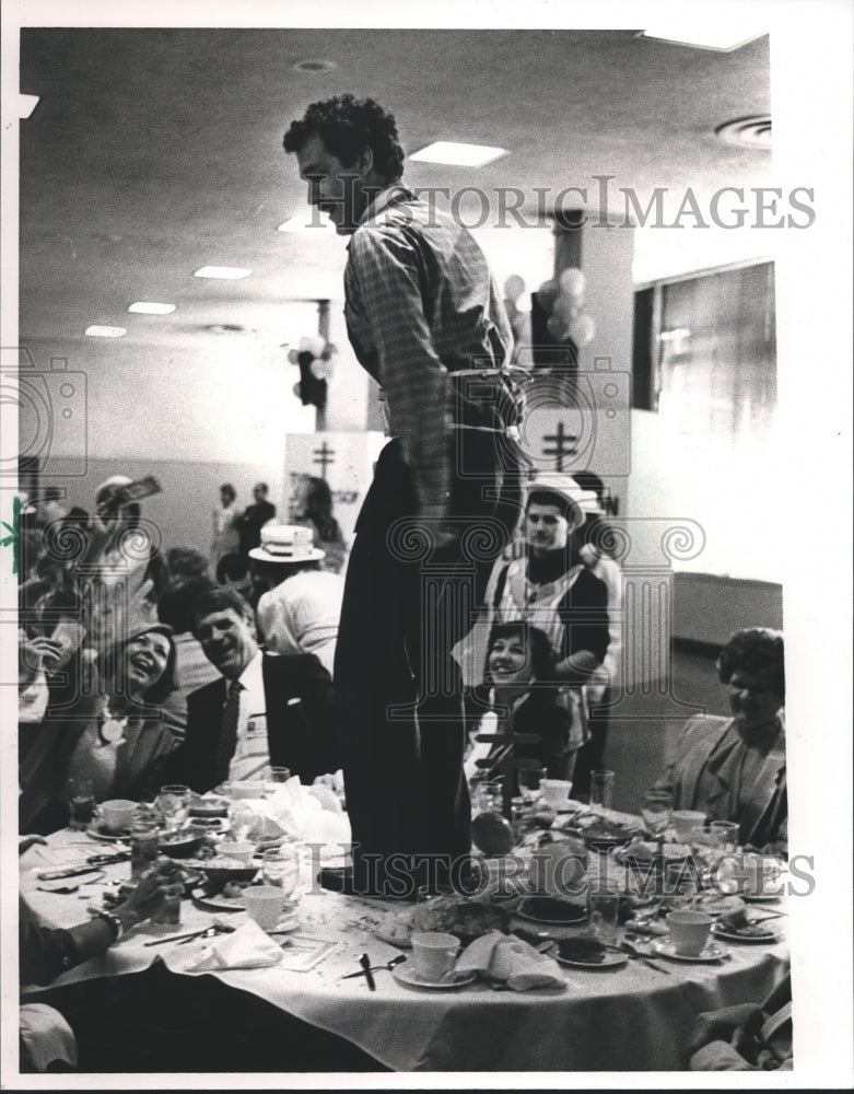 1985 Press Photo Channel 6 Bruce Burkhardt Dances at Alabama Fundraiser - Historic Images