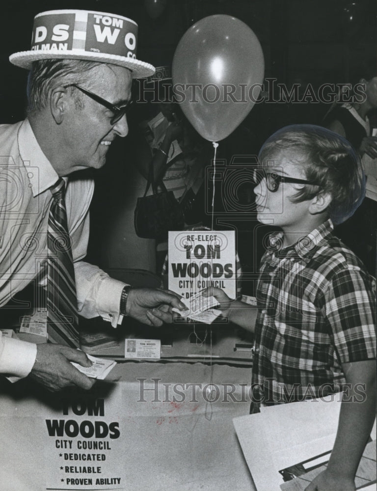 1971, Tom Woods, Candidate for Councilman Give Card to Future Voter - Historic Images