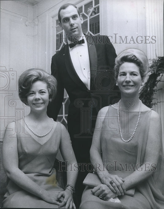 1966, Debutante Mary Woodward to be honored at tea, Mountain Brook - Historic Images