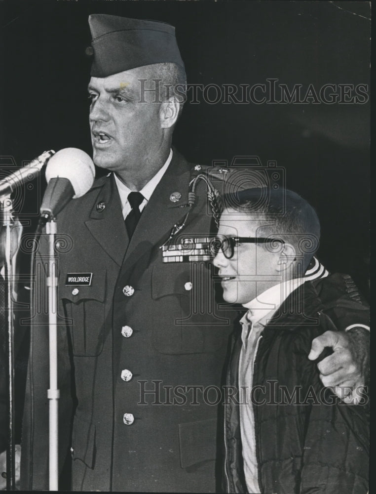 1965 Press Photo Sargent Major Wooldridge, United States Army, with son John - Historic Images