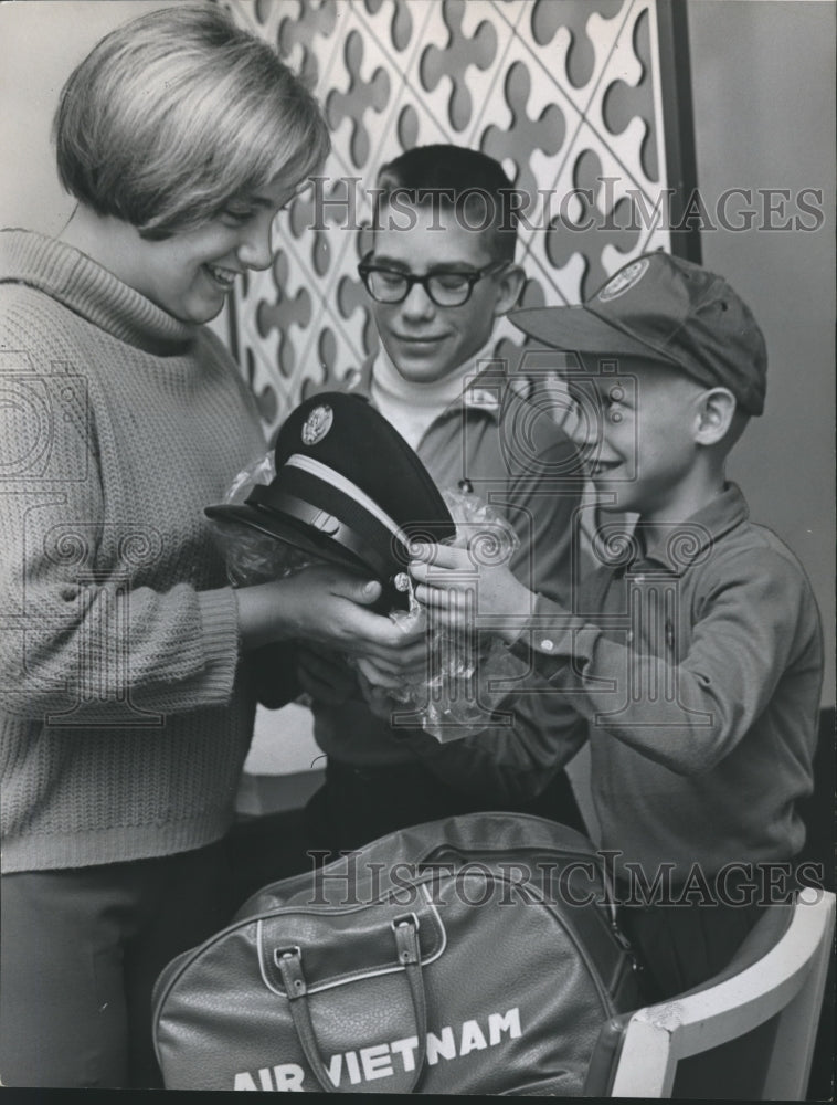 1965 Press Photo Sergeant Major William Wooldridge Kid&#39;s Susan, Johnny, Mike - Historic Images