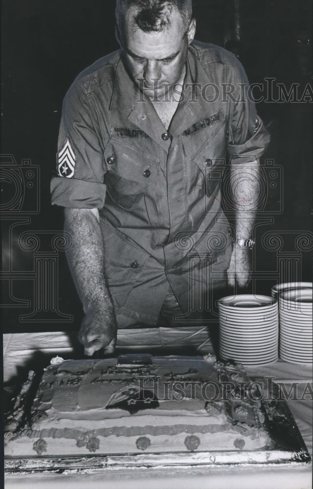 1967 Press Photo Sergeant Major William Wooldridge cuts cake, Vietnam - Historic Images