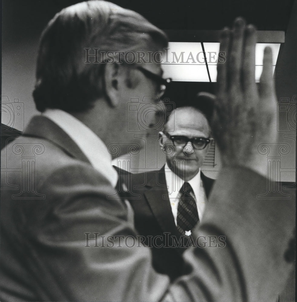 1980 Press Photo Robert Vance swears in George Reynolds, Probate Judge - Historic Images