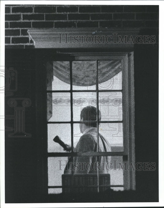 1989, Federal agent in the home of Robert Vance - abna19843 - Historic Images