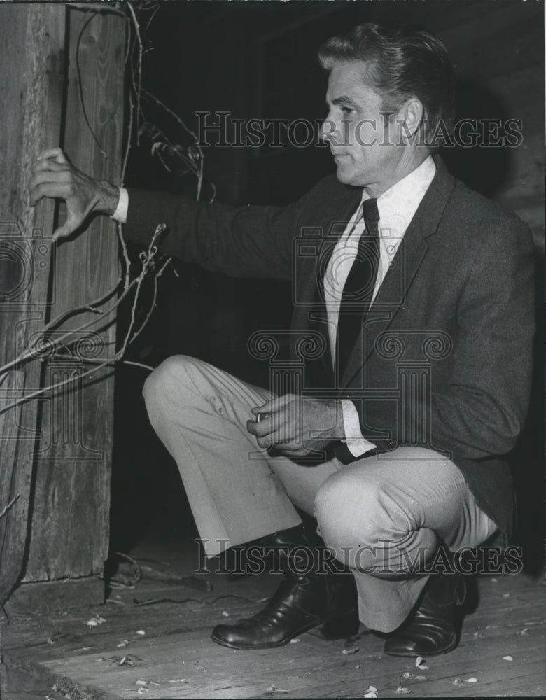 1972 Press Photo James Walker, Historian, inspects house, jefferson county, AL - Historic Images