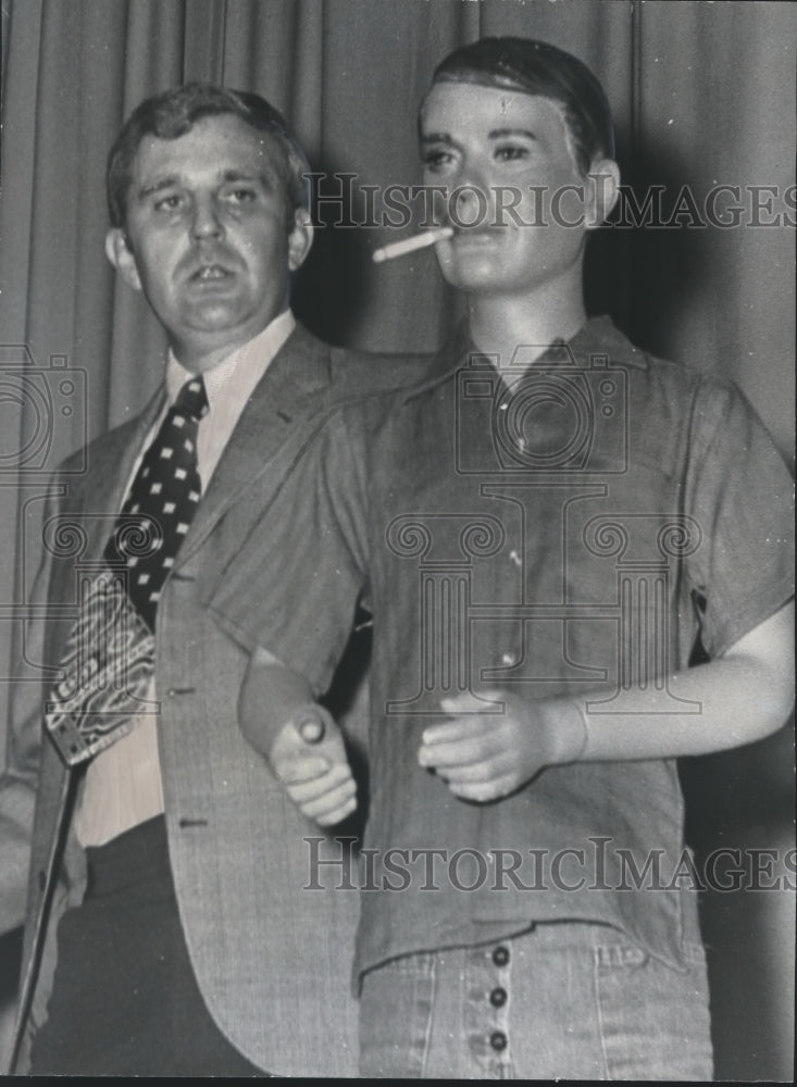 1973 Press Photo Henry Vansant and &quot;Sam&quot; at drug seminar - abna19891 - Historic Images