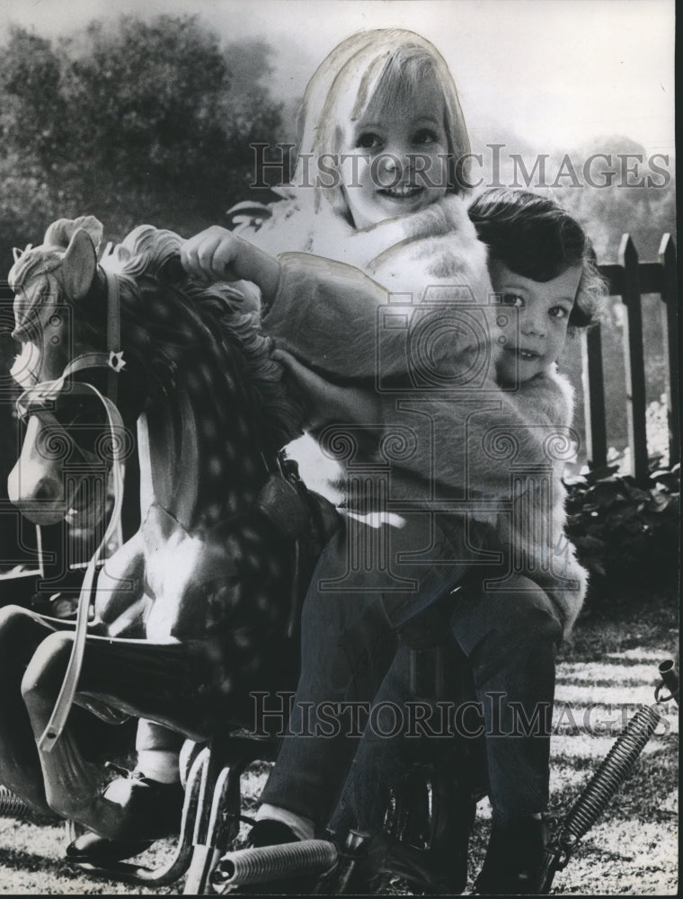 1964 Press Photo Ginny &amp; Janet Zanuck, kids of Lili Gentle &amp; Richard Zanuk - Historic Images