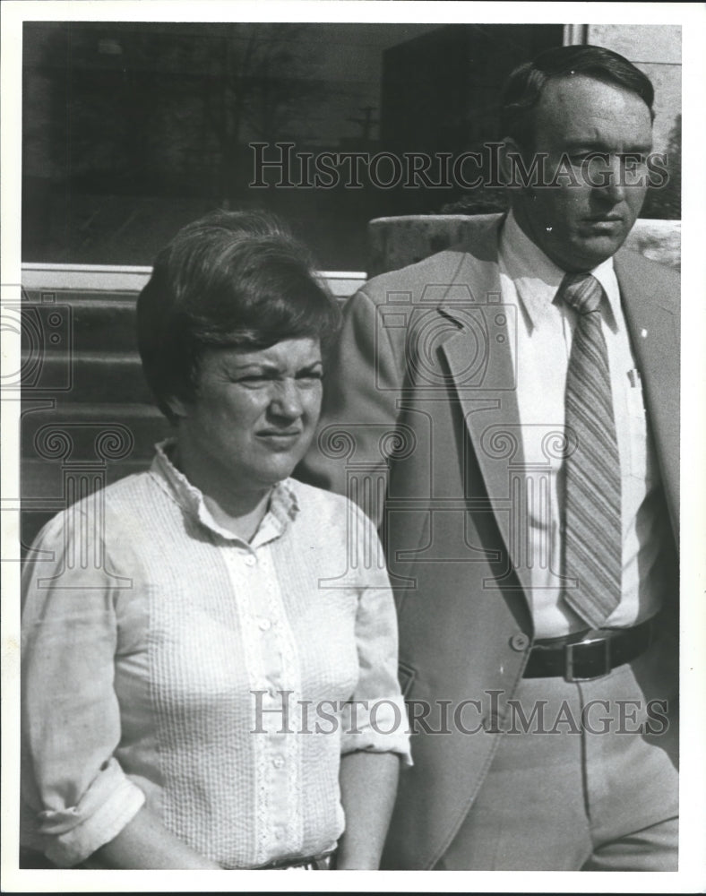 1982, Florence detective Joe Staggs with Doris Withington - abna19923 - Historic Images