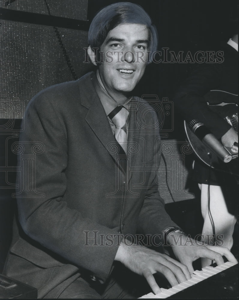 1969 Press Photo Wayne Woodard, Musician, Plays the Organ at Bryan&#39;s - abna19935-Historic Images