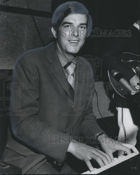1969 Press Photo Wayne Woodard, Musician, Plays the Organ at Bryan's - abna19935-Historic Images
