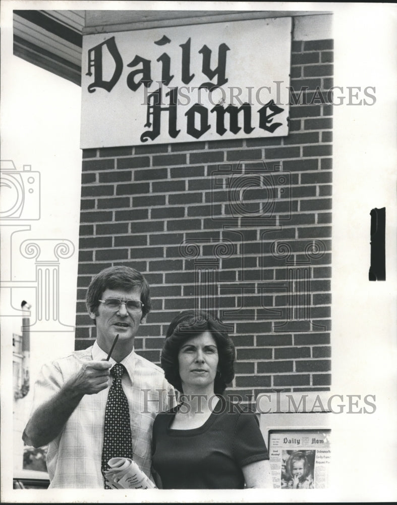 1977, Mr. and Mrs. Tom Wright, owners of &quot;Daily Home&quot; newspaper - Historic Images