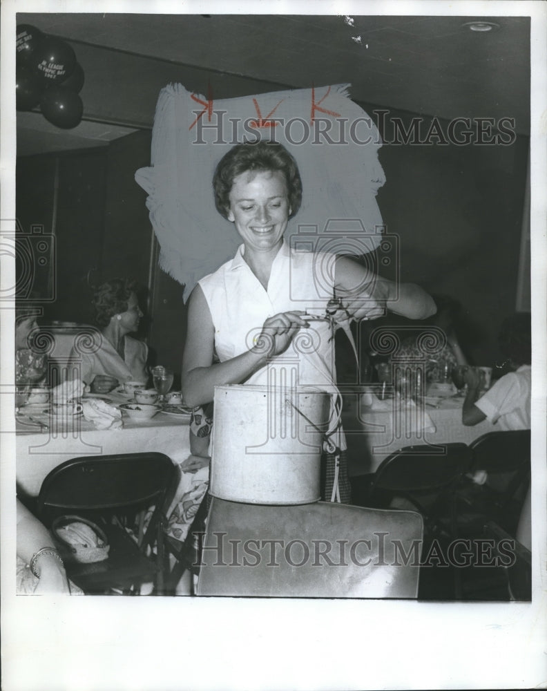 1963 Press Photo Mrs. Frank C. Wilson, Jr., Prize for &quot;Best Sunbather&quot; - Historic Images