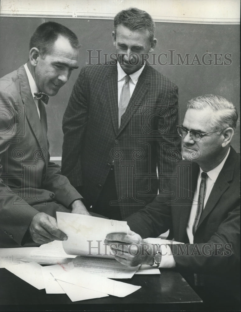 1961 Press Photo Business Manager Evan Zeiger and Architect Charles Davis - Historic Images