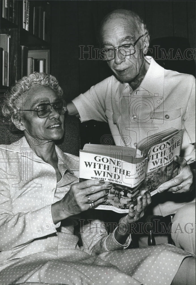 1975 Press Photo Doctors Saunders and Emma reading and relaxing - abna20040 - Historic Images