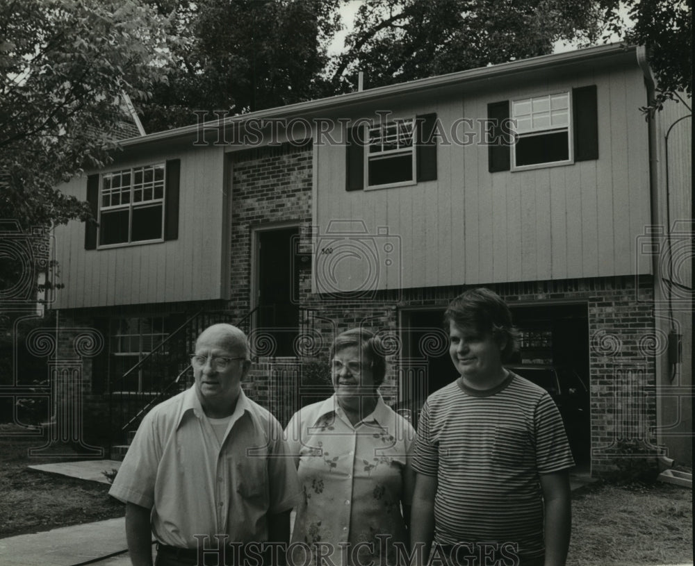 1980, Earl Eades and family, new homeowners in East Lake, Birmingham - Historic Images