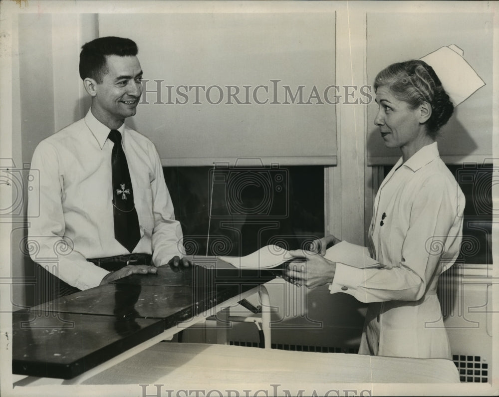 1953 Press Photo Miss Elizabeth mielke with Other at Veterans Hospital, Alabama- Historic Images