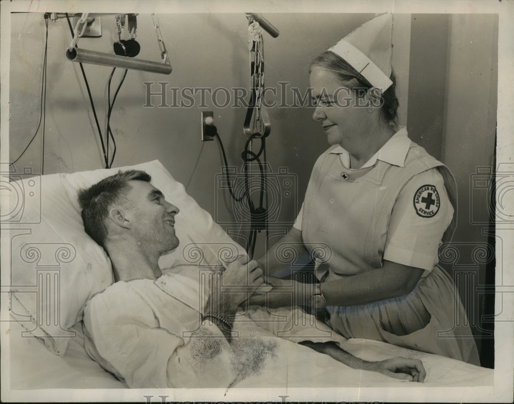 1953 Press Photo Mrs. E. L. Tucker, a Red Cross nurse's aid on duty at Hospital - Historic Images