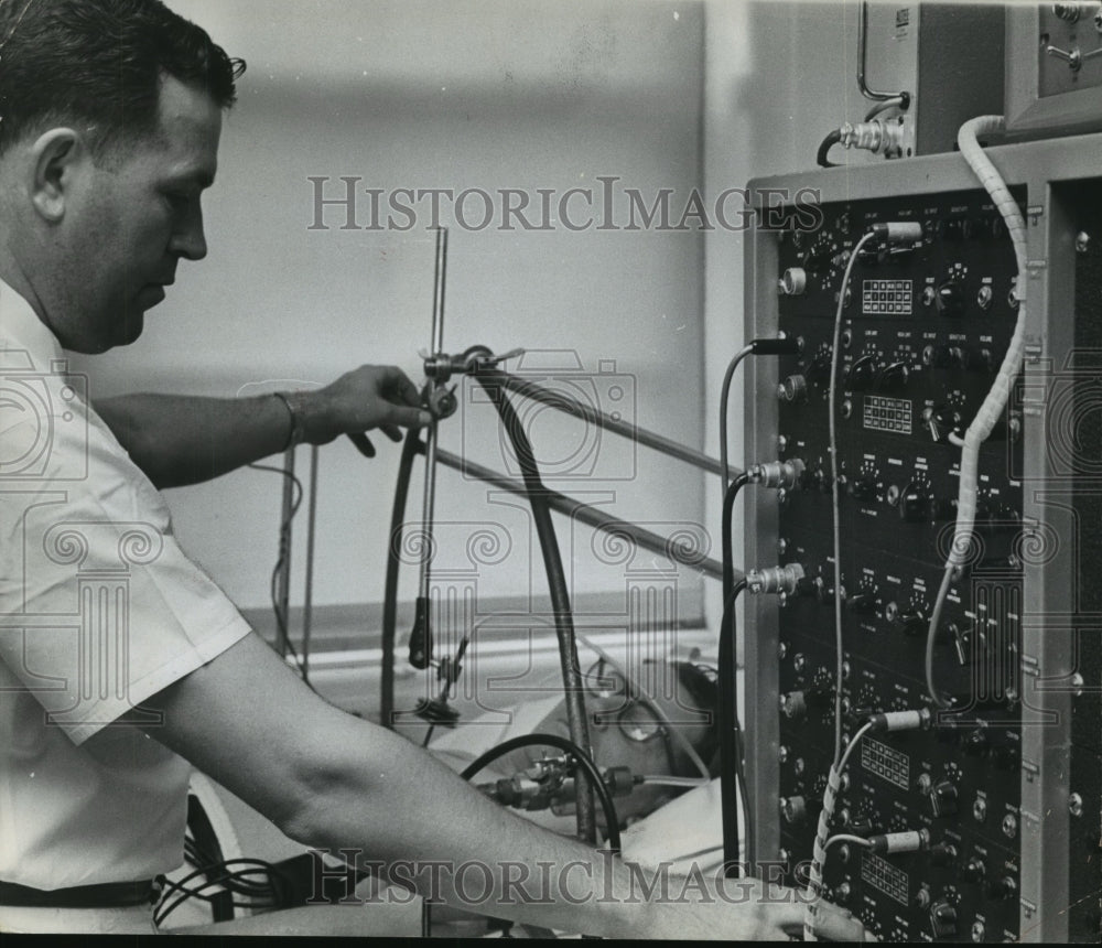 1966 Press Photo Johnny Strickland and Leonard D. Nail at University Hospital - Historic Images