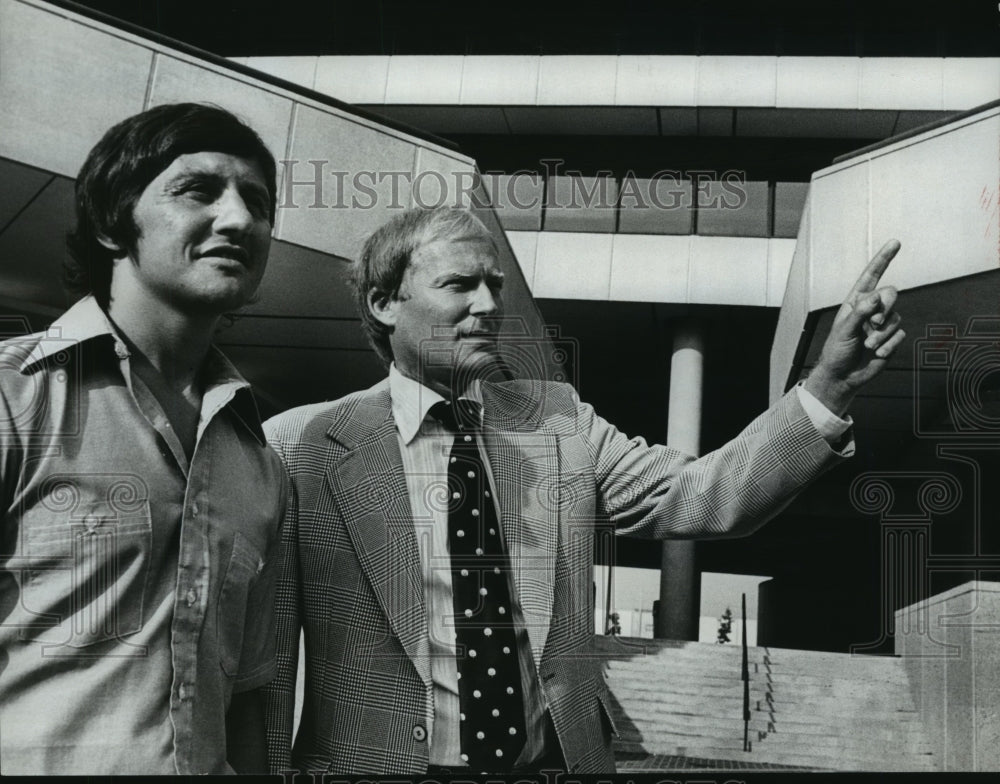 1976 John Bassett Shows Richard Farda Coliseum Home, Birmingham - Historic Images