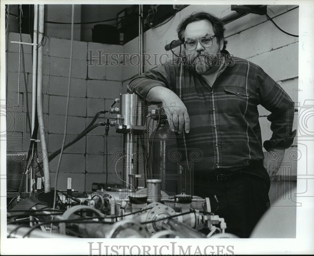 1989 Dr. Thomas Wdowiak, Professor, University of Alabama-Birmingham - Historic Images