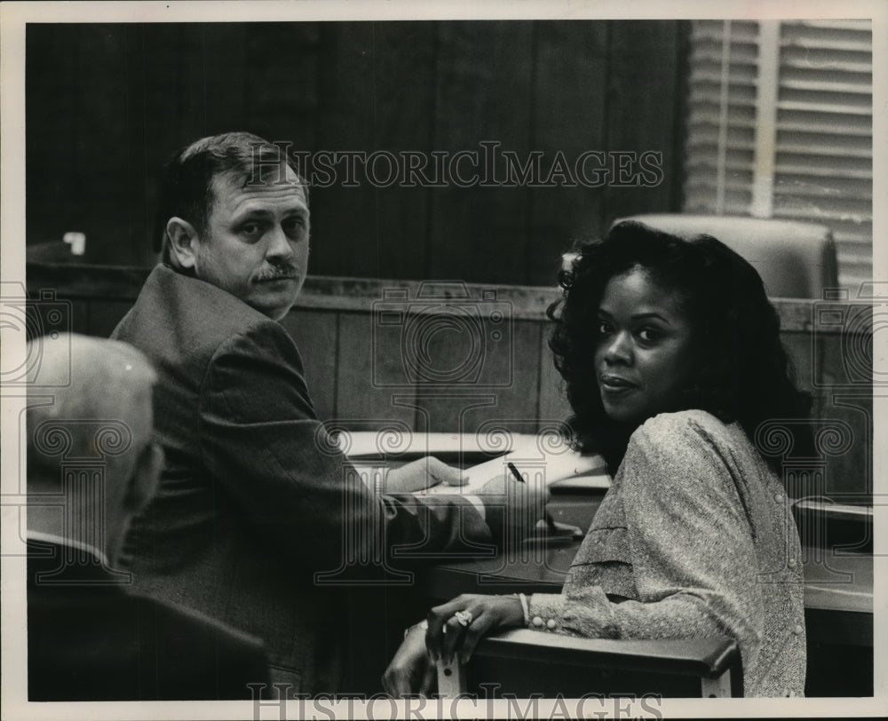 1985 Billy Webb, wife Gwen, former bodyguards, at hearing,  Alabama - Historic Images