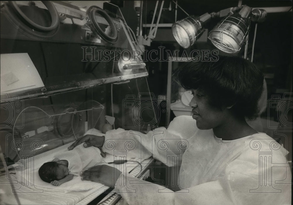 1984 Press Photo Veola Douglas with son in Intensive Care Unit, Birmingham - Historic Images