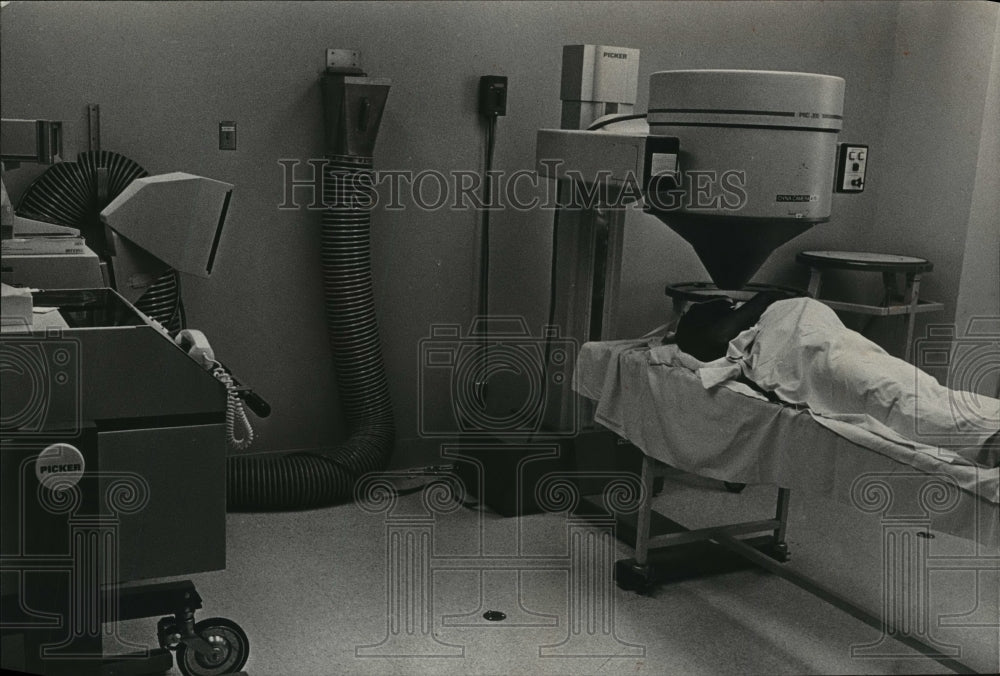 1983 Press Photo Thyroid Scan at Cooper Green Hospital, Birmingham, Alabama - Historic Images