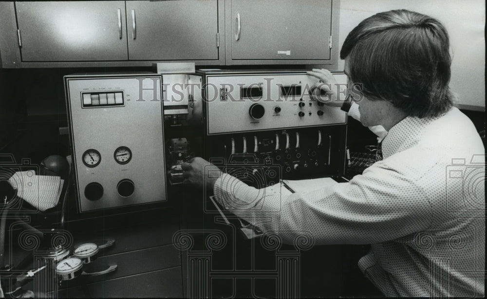 1974 Carraway Hospital Atomic absorption spectrophotometer, Alabama - Historic Images