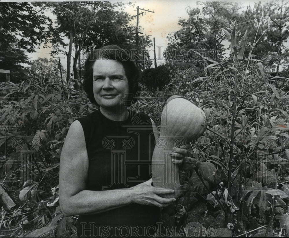 1978, Mrs. Washington shows off squash from Prize winning Garden - Historic Images