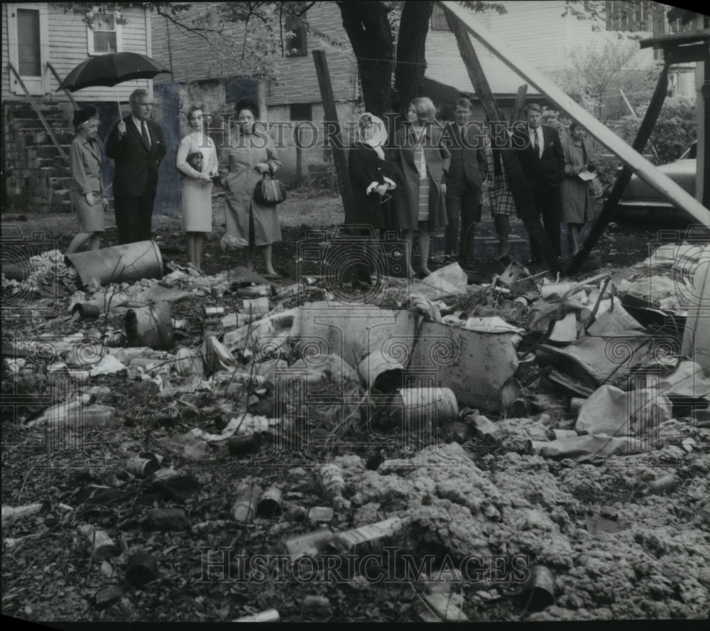 1969 Press Photo Birmingham, Alabama-Mayor Seibels and Group View Backyard Dump - Historic Images